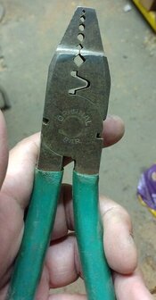a plier.jpg
